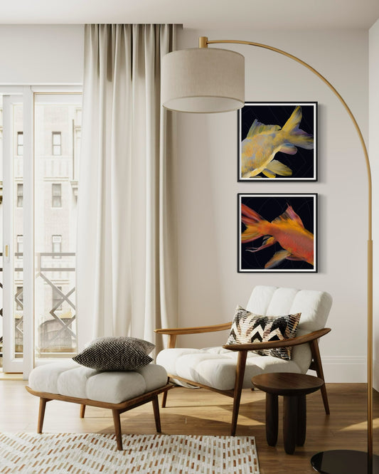 Díptico contemporáneo con peces naranja y amarillo sobre pared blanca y muebles escandinavos.