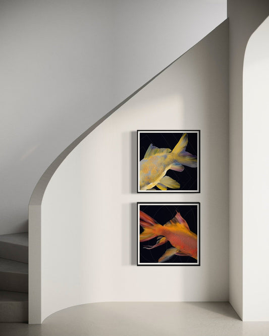 Díptico contemporáneo con peces naranja y amarillo sobre pared blanca y muebles escandinavos.