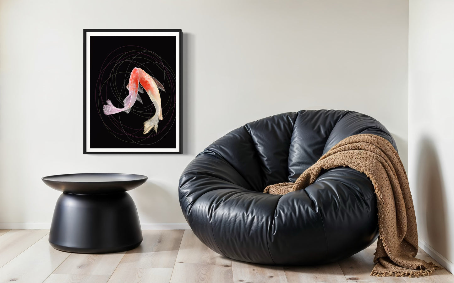 Cuadro enmarcado con peces koi sobre fondo oscuro en espacio moderno con sillón negro y pared clara.