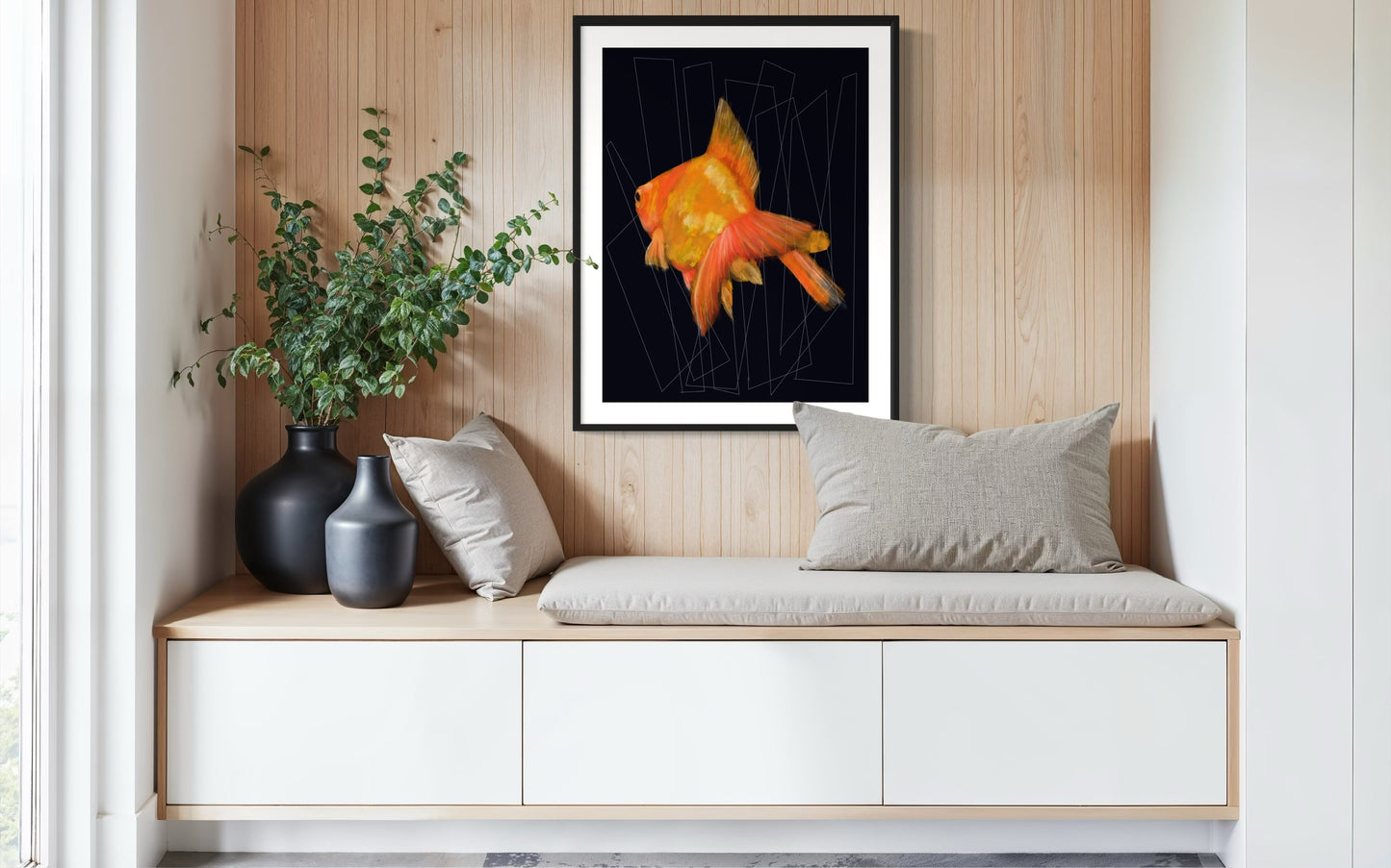 Cuadro de pez dorado en ambiente acogedor con madera clara y planta en jarrón de cristal.