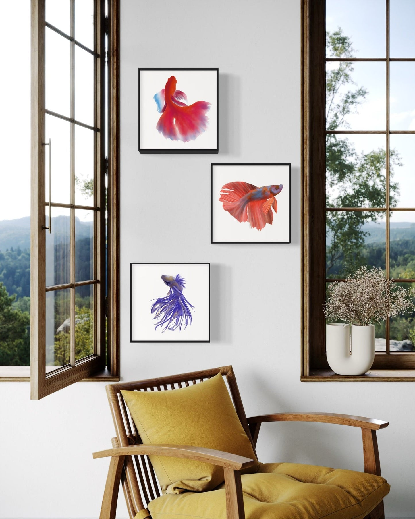 Tríptico de peces en tonos rojos, violetas y azul sobre pared blanca junto a ventana abierta.