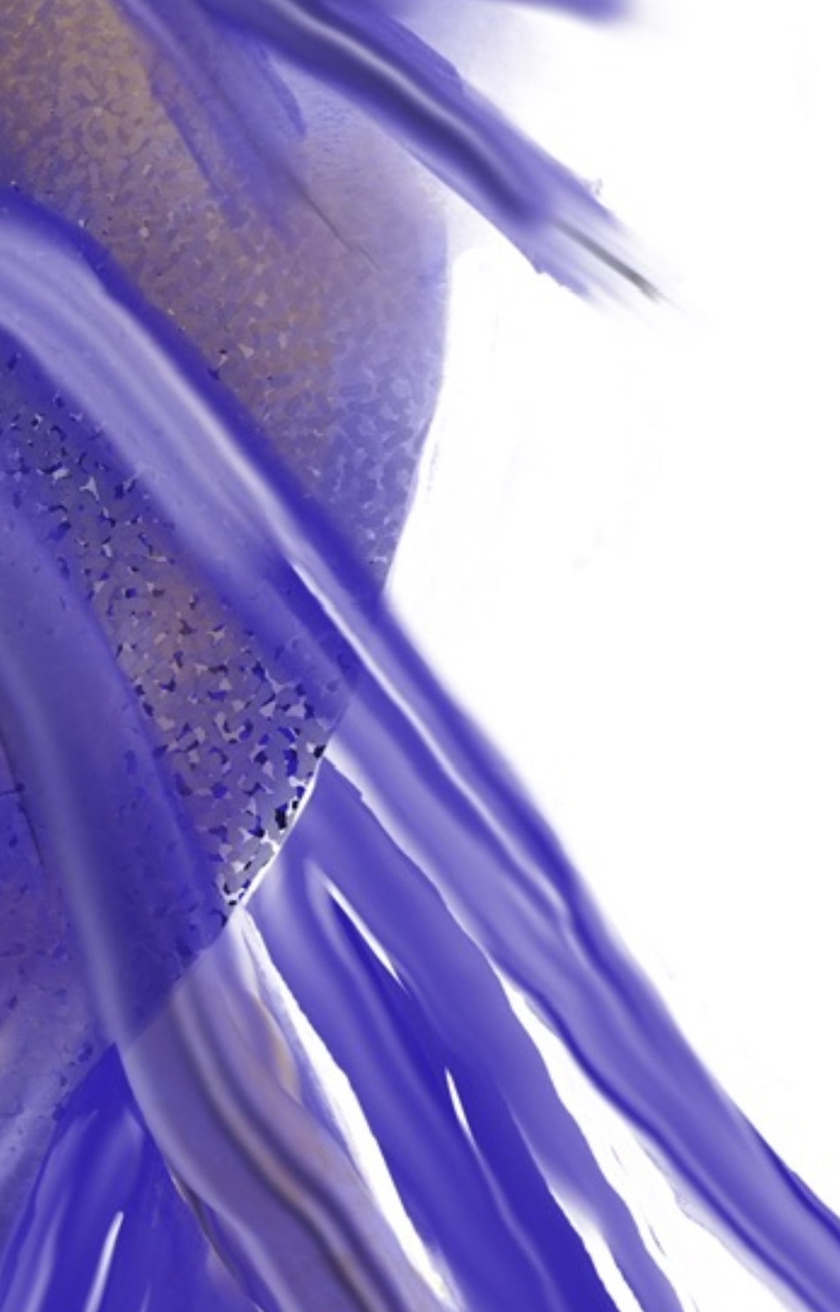 Detalle del cuerpo del pez betta con escamas irisadas y aletas violetas semitranslúcidas