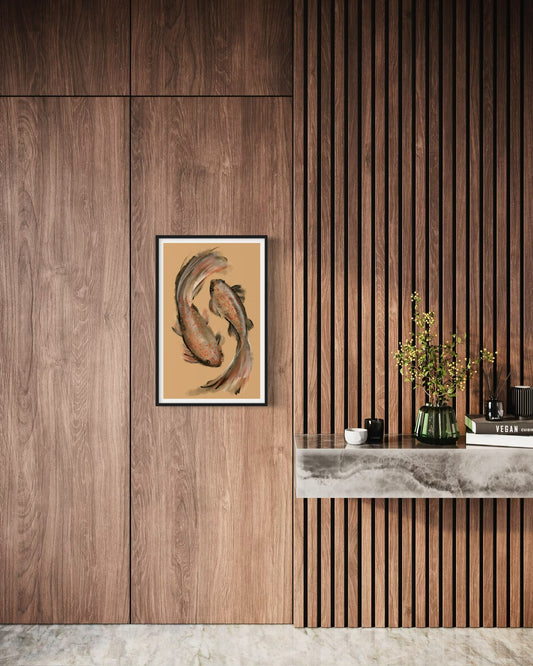 Obra de arte expresiva con peces nadando en círculo colgada sobre pared de madera