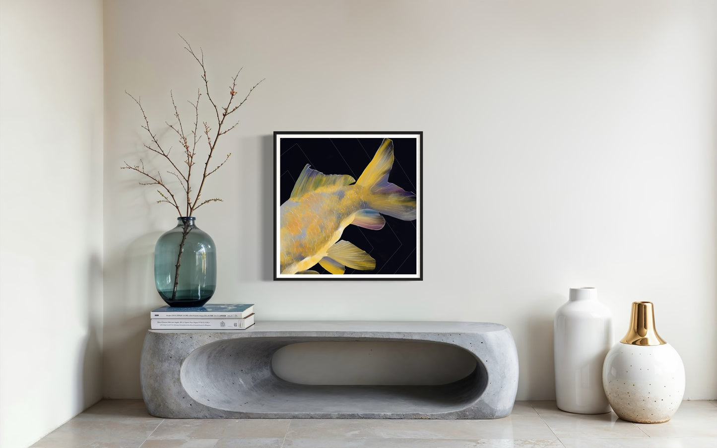 Obra de arte digital con pez amarillo sobre pared clara en ambiente moderno.