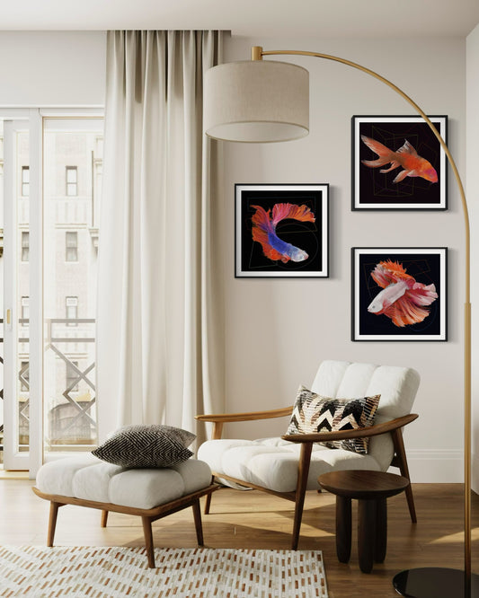 Tríptico colgado en entorno luminoso con sillón claro y lámpara de arco dorada.