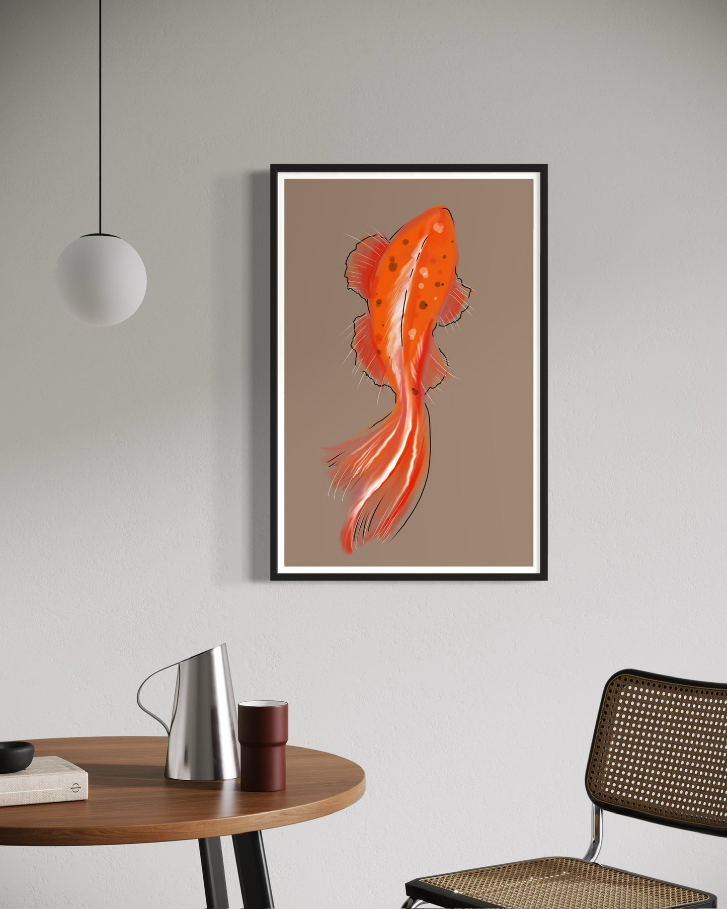 obra contemporánea con pez naranja colgada sobre mesa redonda de madera