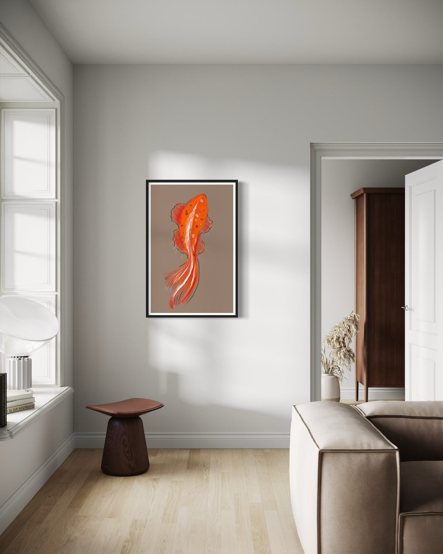 obra de arte con pez naranja colgada sobre pared blanca en salón luminoso