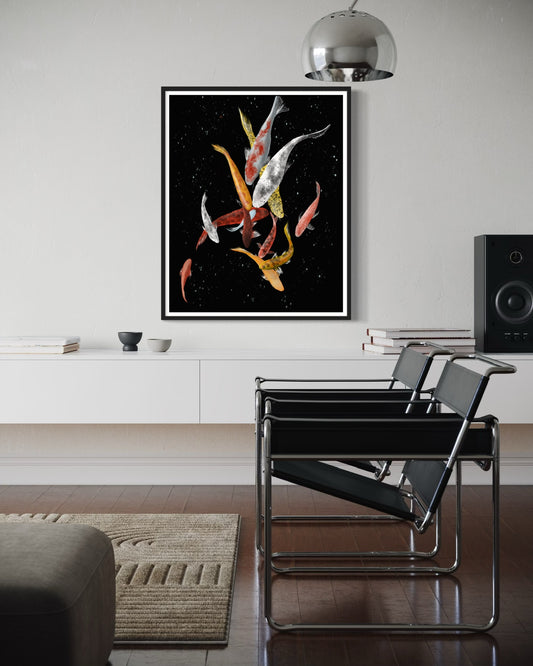 Lámina enmarcada de peces koi colgada sobre mueble blanco en salón minimalista.
