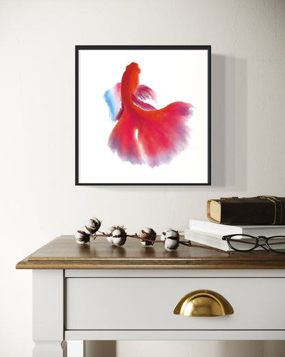 Obra con pez rojo y azul en pared blanca junto a esculturas y libros.