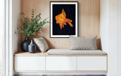Cuadro de pez dorado en ambiente acogedor con madera clara y planta en jarrón de cristal.
