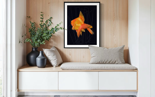 Cuadro de pez dorado en ambiente acogedor con madera clara y planta en jarrón de cristal.
