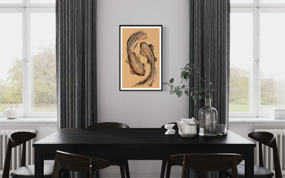 Lámina contemporánea de dos peces nadando en círculo, colgada en salón minimalista y moderno. 